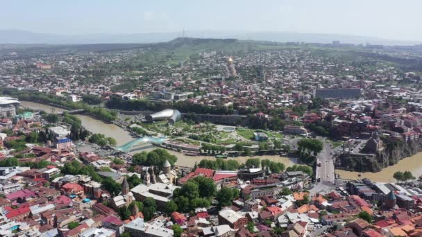 Tiflis Gürcistan Mayıs 2019 Tiflis Şehrinin Havadan Görünümü Barış Köprüsü — Stok video