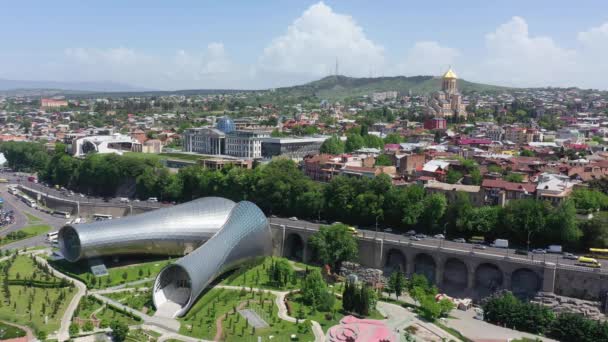 Tiflis Georgia Mayo 2019 Vista Pájaro Ciudad Tiflis Puente Paz — Vídeos de Stock