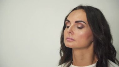 Makyaj Sanatçısı iş başında. Mankenin gözlerine makyaj yapan makyaj sanatçısı. Göz makyajı.