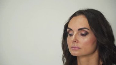 Usta profesyonel makyaj yapar. Göz makyajı.