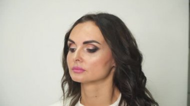 Makyaj sanatçısı iş başında. Göz makyajı. Profesyonel makyaj sanatçısı kadın makyaj yapar.