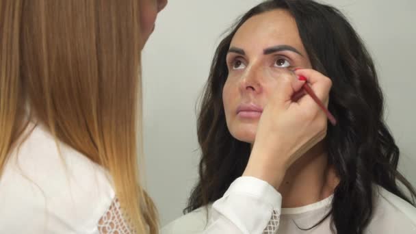 Artista Maquilhagem Pôr Maquilhagem Nos Olhos Modelo Maquiagem Dos Olhos — Vídeo de Stock