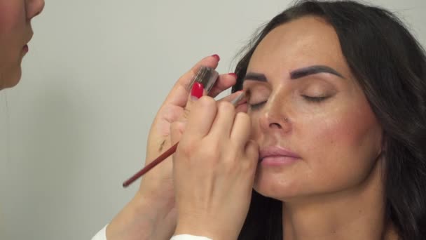 眼化妆 化妆师在模特的眼中化妆 — 图库视频影像