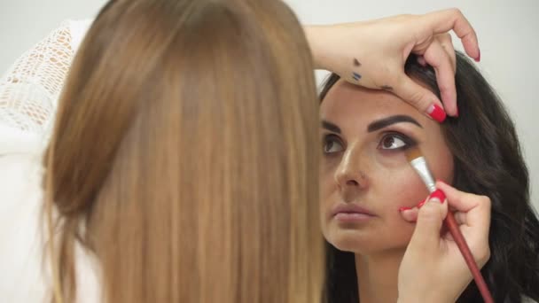 Professionelle Visagistin Schminkt Die Augen Des Models Augen Make — Stockvideo