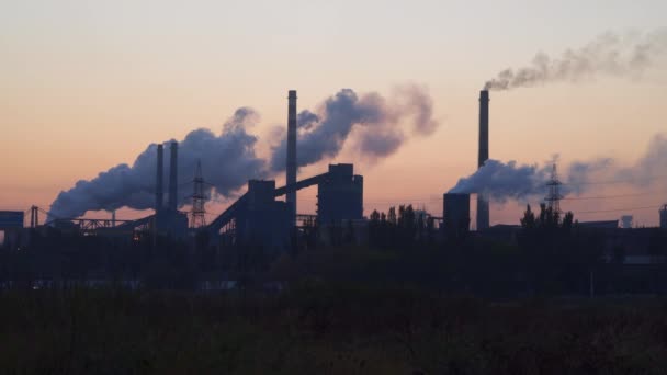 Fumaça Dos Tubos Uma Planta Metalúrgica Contra Céu Nascer Sol — Vídeo de Stock