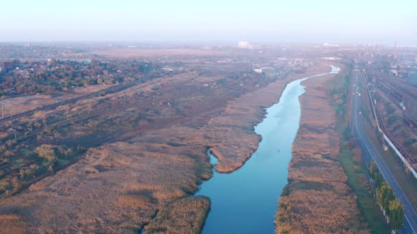 Impianto Metallurgico Sulla Riva Del Fiume Fiume Ricoperto Canne Vista — Video Stock