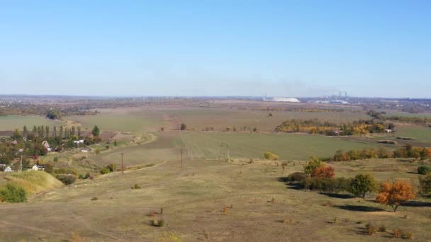 Prados Campos Otoñales Horizonte Humo Las Tuberías Una Planta Metalúrgica — Vídeos de Stock