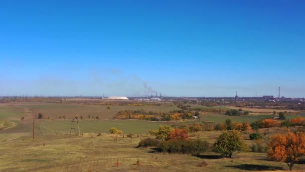 Herfst Gele Weiden Velden Aan Horizon Rook Van Leidingen Van — Stockvideo