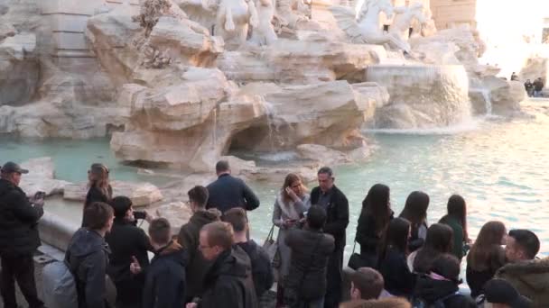 Rom Italien Mars 2018 Turister Fotograferade Mot Bakgrund Fontana Trevi — Stockvideo