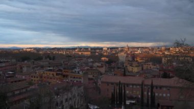 Roma'da gün batımı. Roma'nın tarihi bölgesinde çatıların en iyi görünümü. İtalya