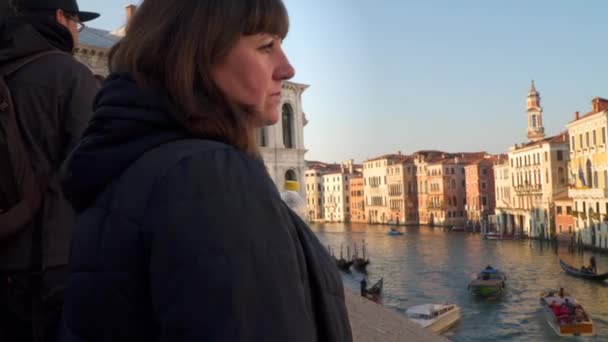 Portret Van Een Vrouw Achtergrond Van Het Grand Canal Venetië — Stockvideo