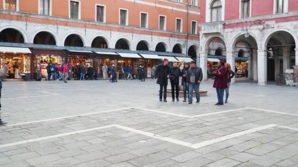 Veneza Itália Março 2018 Família Turistas Praça Perto Igreja San — Vídeo de Stock