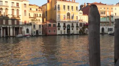 Venedik, İtalya - 23 Mart 2018: Gondol ve Tekneler Venedik'te kanal boyunca yelken. Gün batımında Venedik'te Büyük Kanal.