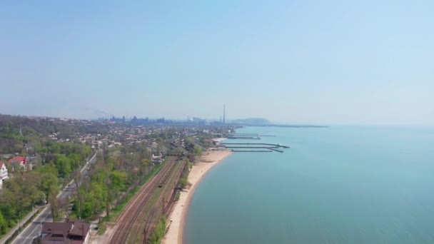 Deniz Kenarında Demiryolu Çevre Kirliliği Havadan Görünüm — Stok video