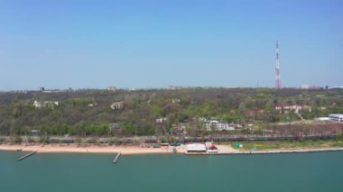 Deniz kıyısında Yük demiryolu treni. Çevre kirliliği. Havadan görünüm