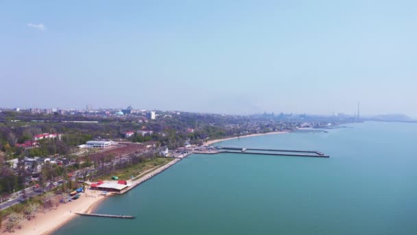 Stadsstrand Stad Mariupol Oekraïne Aan Horizon Rookt Metallurgische Installatie Luchtfoto — Stockvideo