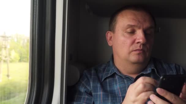 Ένας Άντρας Ένα Τηλέφωνο Δίπλα Στο Παράθυρο Στο Τρένο — Αρχείο Βίντεο