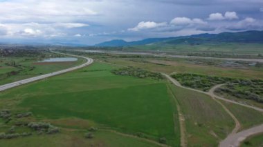 Gürcistan 'da dağ Vadisi otoyolu. Havadan görünüm. Overcast gökyüzü