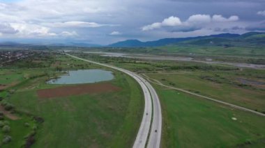 Gürcistan vadisindeki otoyol. Gökyüzünün Overcast. Havadan görünüm