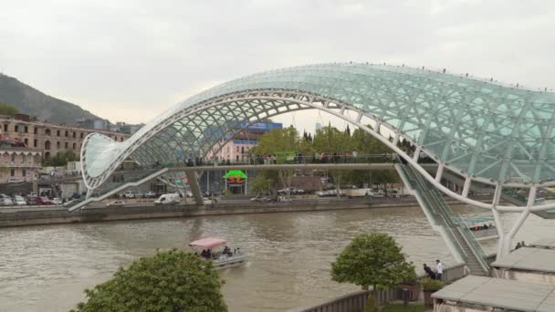 Tiflis Georgien Mai 2019 Friedensbrücke Eine Fußgängerbrücke Über Den Kura — Stockvideo