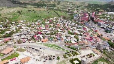 Havadan görünüm. Akhaltsihe, Georgia 'nın güneybatı bölgesinde küçük bir şehirdir..