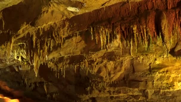 Σταλακτίτες Και Σταλαγγίτες Στο Karst Cave Στη Δυτική Γεωργία — Αρχείο Βίντεο