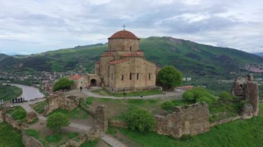 Havadan görünüm. Georgia 'da erken Hıristiyan Ortodoks mimarisi Jvari Manastırı 'nın başyapıtı.