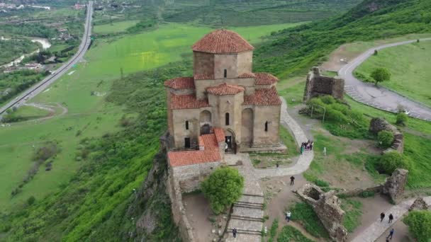 ジョージアの初期キリスト教正教会のジュヴァリ修道院の傑作 航空写真 — ストック動画