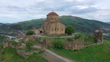 Havadan görünüm. Jvari veya Jvari Manastırı, Mtskheta yakınlarındaki 6. yüzyılın Gürcü Ortodoks Manastırı