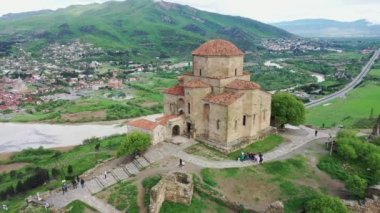 Jvari veya Jvari Manastırı, Mtskheta yakınlarındaki 6. yüzyılın Gürcü Ortodoks Manastırı. Havadan görünüm