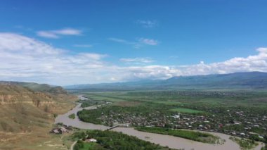 Antik mağara şehri Uplistsihe 'den Kura Nehri ve Kafkas dağlarında havadan görünüm, Gürcistan