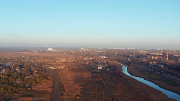 工業都市の航空写真。夕方の時間 — ストック動画