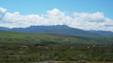 Georgia'da dağ manzarası. Bulutlu gökyüzü