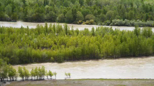 Ποταμός Κούρα Στη Τζόρτζια Κοντά Στη Σπηλιά Της Πόλης — Αρχείο Βίντεο