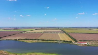Tarım arazisi kuş bakışı. Göletin yanında çiftlik.