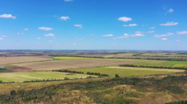 Bulutlar ile gökyüzüne karşı çiftlik alanları. Havadan görünüm