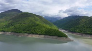 Pitoresk dağlar arasında bir rezervuar.