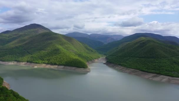 Luftutsikt över reservoaren bland de pittoreska bergen — Stockvideo