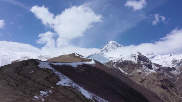 Flygbild över Kaukasus-bergen i Georgien — Stockvideo