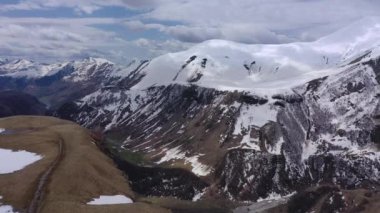 Kafkasların dağlarının havadan görünüşü.