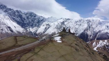 Gergeti'deki Trinity Kilisesi, Gürcü köyü Gergeti'de Gürcü Askeri Otobanı boyunca Kazbek'in eteklerinde 2.170 metre yükseklikte yer almaktadır. Havadan görünüm