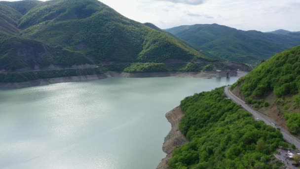 Estrada Longo Reservatório Vista Aérea Uma Pitoresca Área Montanha — Vídeo de Stock