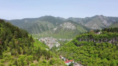 Gürcistan'da Borjomi şehir havadan görünümü.
