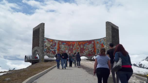 Gudauri Geórgia Maio 2019 Turistas Deck Observação Arco Amizade Arco — Vídeo de Stock