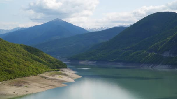 Embalse Entre Las Pintorescas Montañas Depósito Agua Zhinvali Georgia — Vídeos de Stock