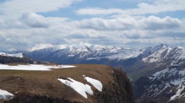 Yamaç paraşütü Kafkasya'nın pitoresk karla kaplı dağları arasında uçar