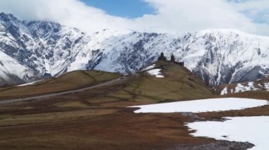 Gergeti Trinity Kilisesi: Gürcistan'ın en kutsal yerlerinden biri Olan Gergeti Dağı'nda antik tapınak