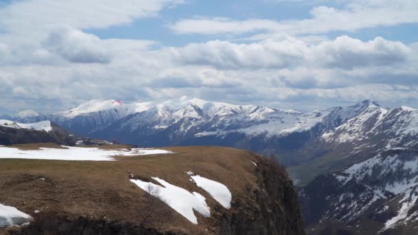 Parapente Vuela Entre Las Pintorescas Montañas Nevadas Del Cáucaso — Vídeos de Stock