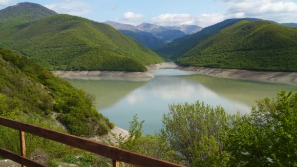 Lago Entre Montanhas Pitorescas Reservatório Água Zhinvali Geórgia — Vídeo de Stock