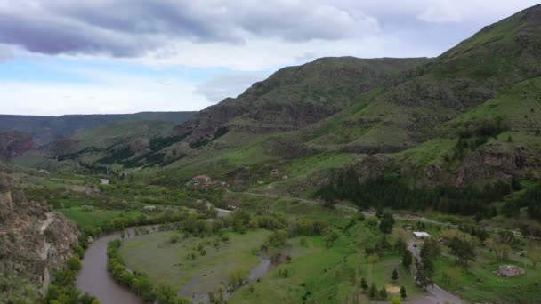 Valle Río Entre Las Pintorescas Montañas Vista Aérea Georgia — Vídeo de stock